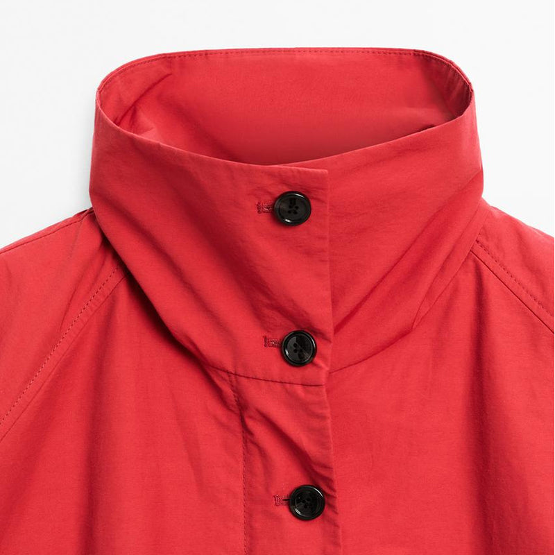 Rote Jacke mit Stehkragen und Reißverschluss