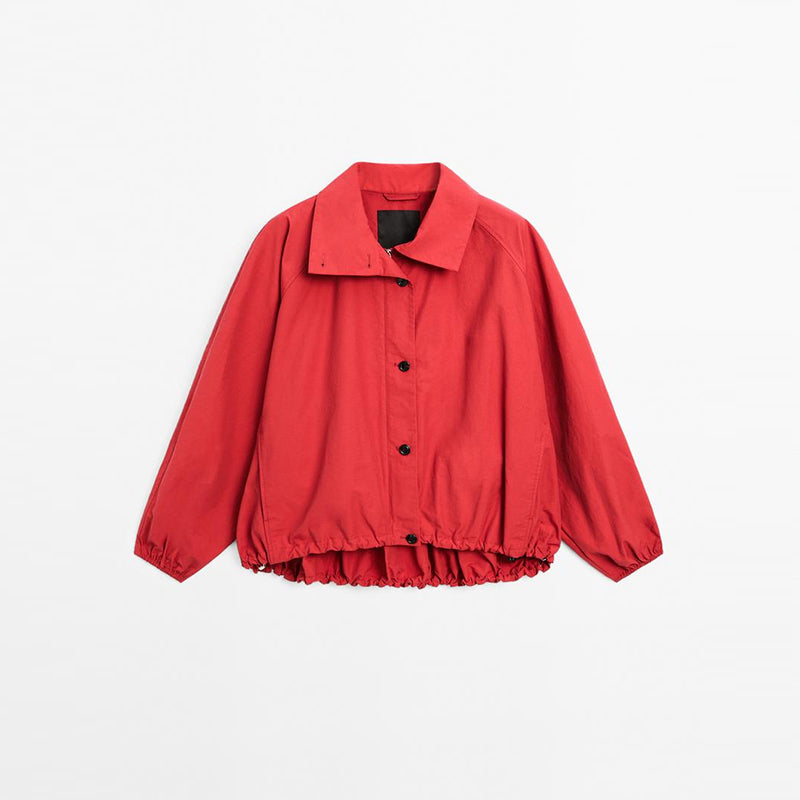 Rote Jacke mit Stehkragen und Reißverschluss