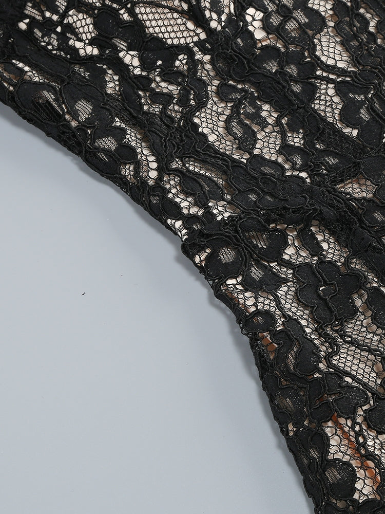 Schwarzes Spitzenkleid im Detail