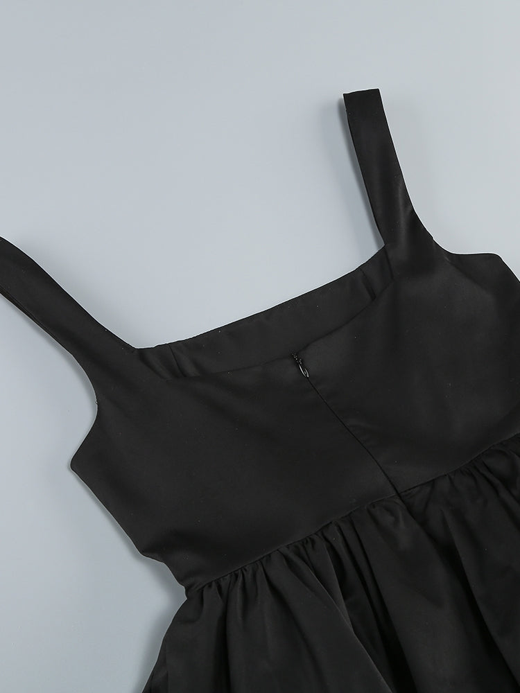 Schwarzes Mini-Kleid mit Rüschen-Details