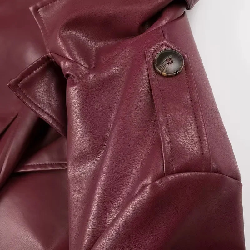 Langer Trenchcoat aus Kunstleder mit Gürtel