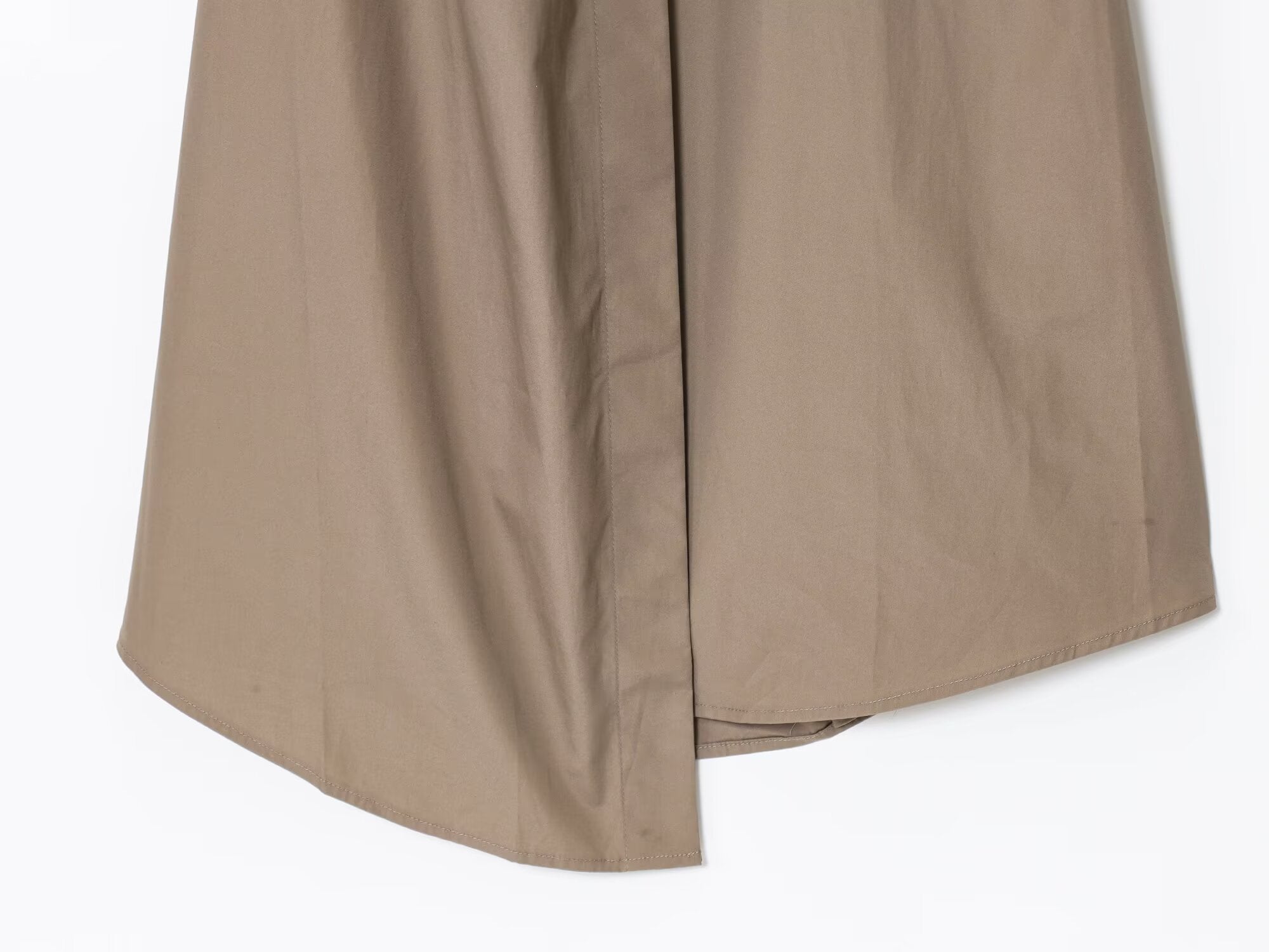 Langes asymmetrisches Hemdkleid mit Revers und langen Ärmeln