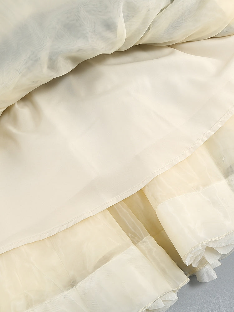 Schwarzes Mini-Kleid mit Rüschen-Details