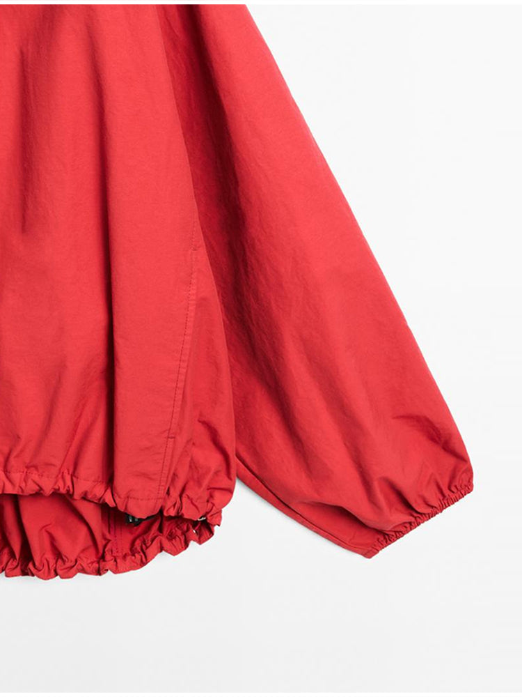 Rote Jacke mit Stehkragen und Reißverschluss