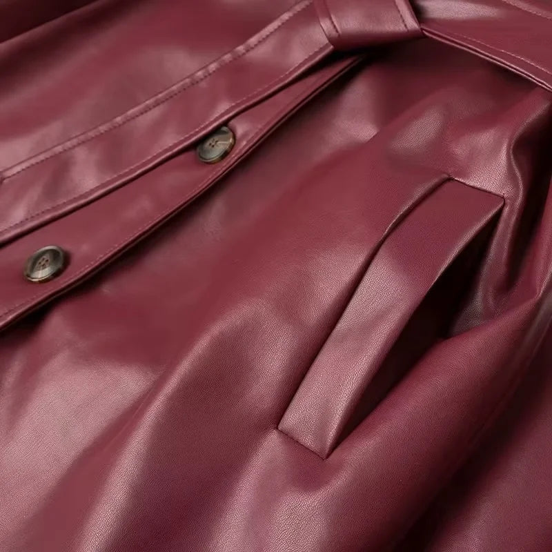 Langer Trenchcoat aus Kunstleder mit Gürtel