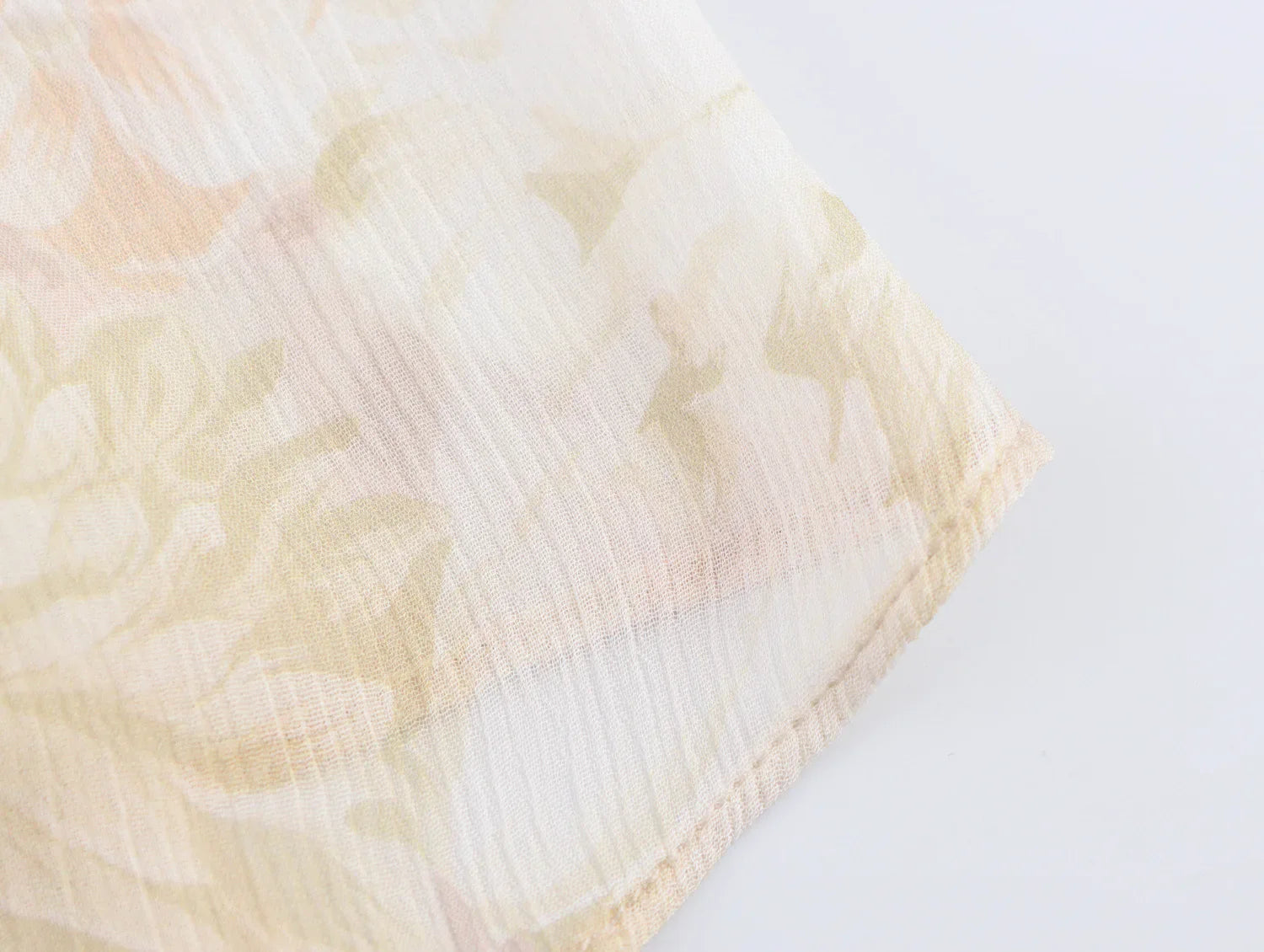 Blumendruck-Shirt mit V-Ausschnitt und asymmetrischem Saum