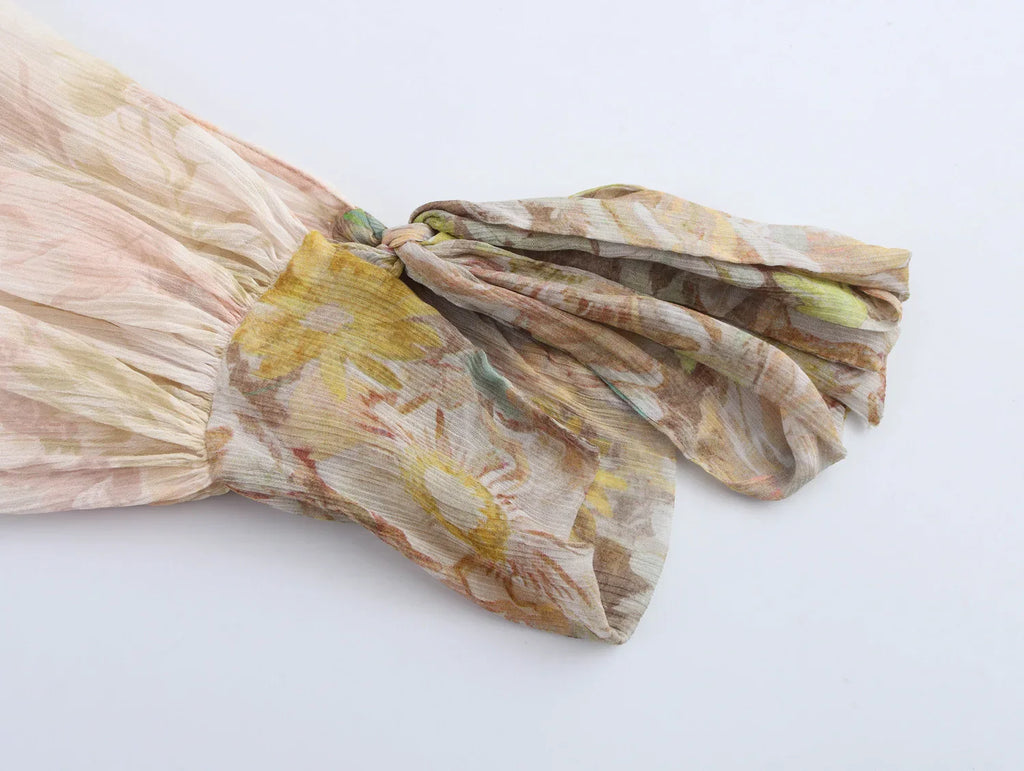 Blumendruck-Shirt mit V-Ausschnitt und asymmetrischem Saum