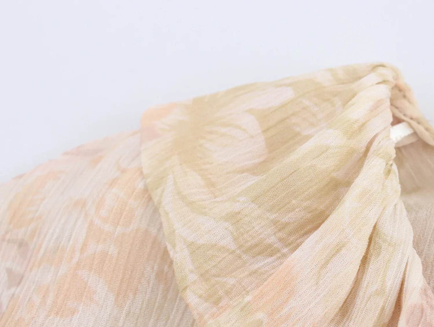 Blumendruck-Shirt mit V-Ausschnitt und asymmetrischem Saum