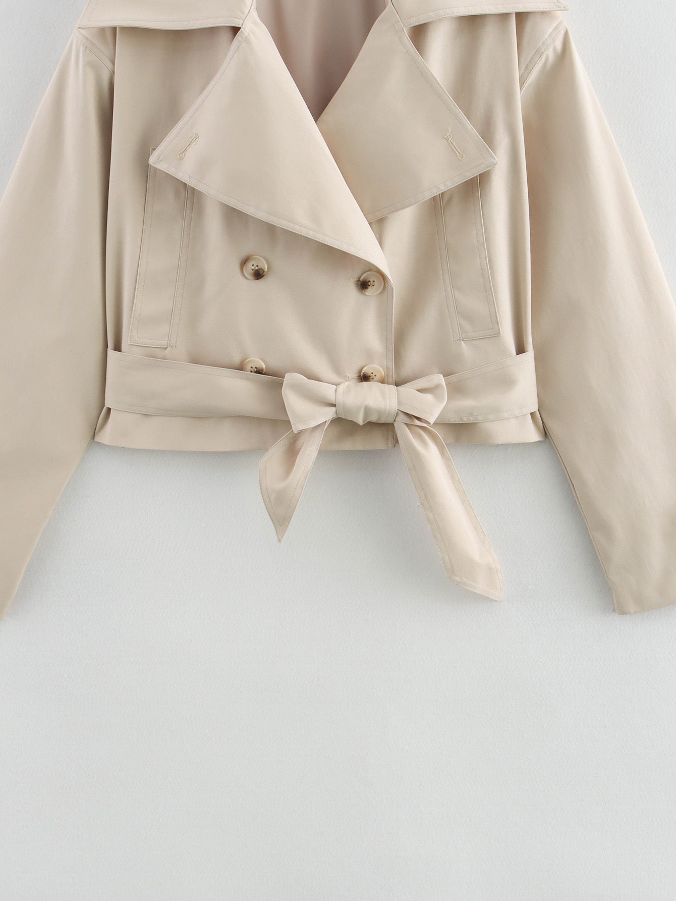 KURZER GRABENMANTEL IM RETRO-STIL MIT SPITZEN-DETAILS