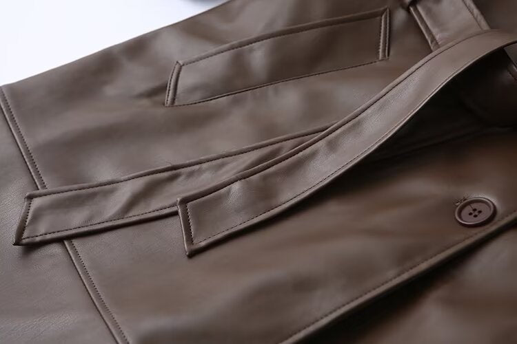 Langer Kunstledermantel mit Gürtel