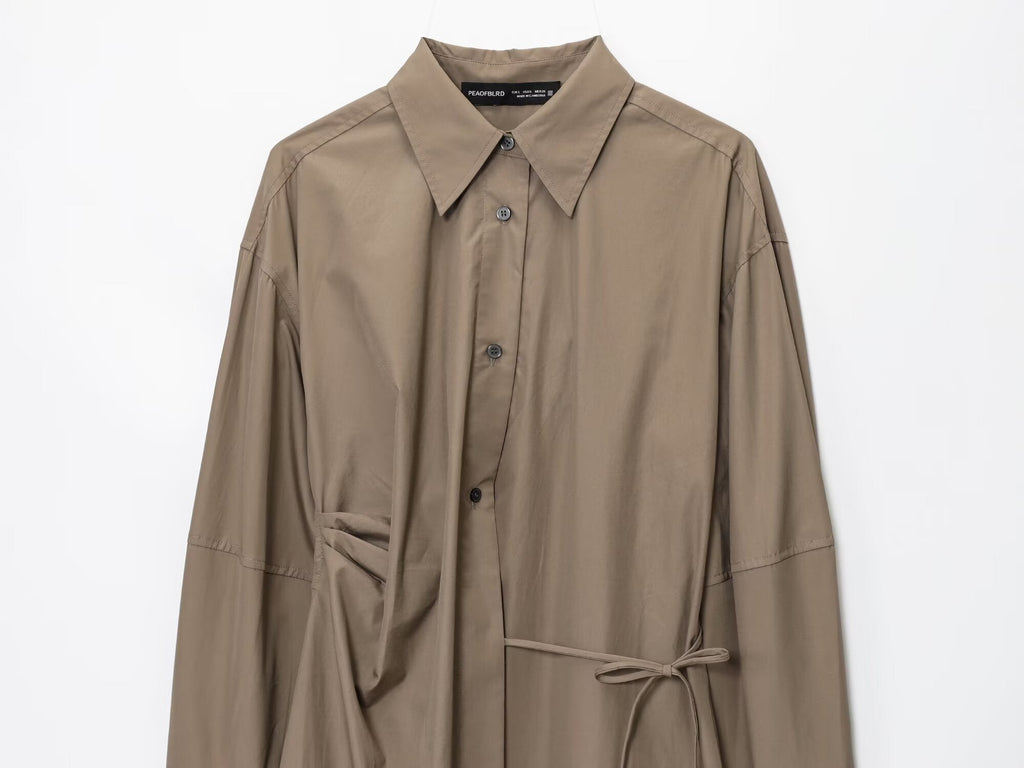 Langes asymmetrisches Hemdkleid mit Revers und langen Ärmeln