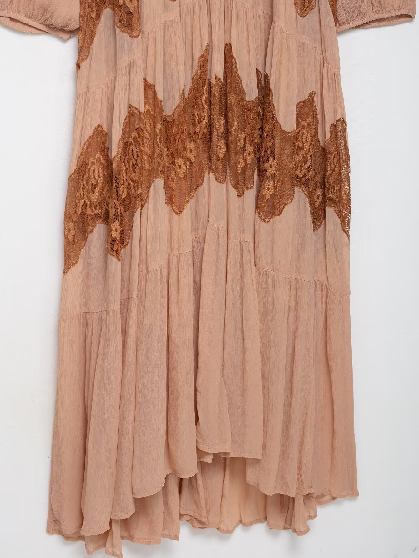 Elegantes Midi-Kleid mit Schleifenkragen und Spitzenapplikationen