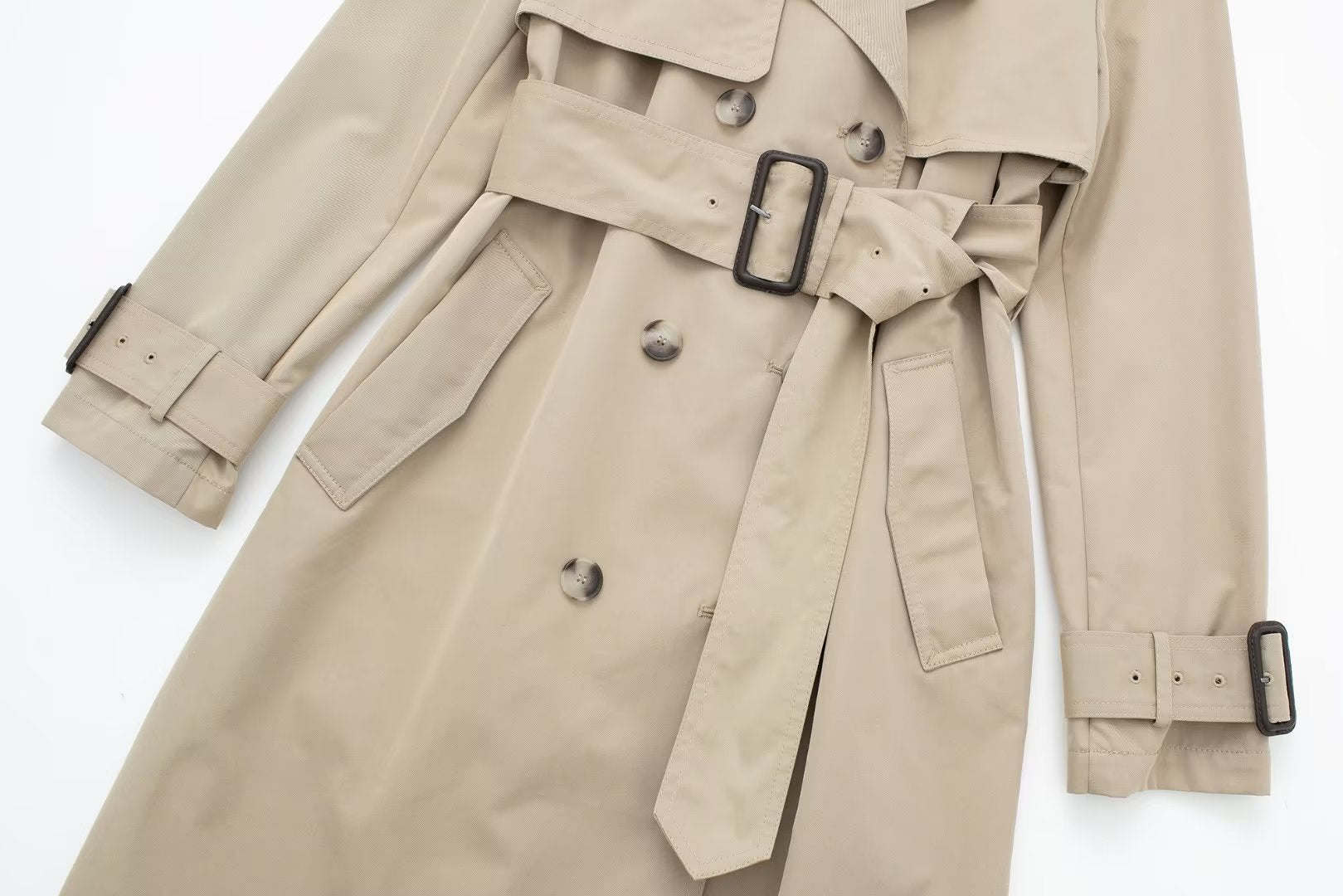 Schlanker Trenchcoat mit Revers und Gürtel