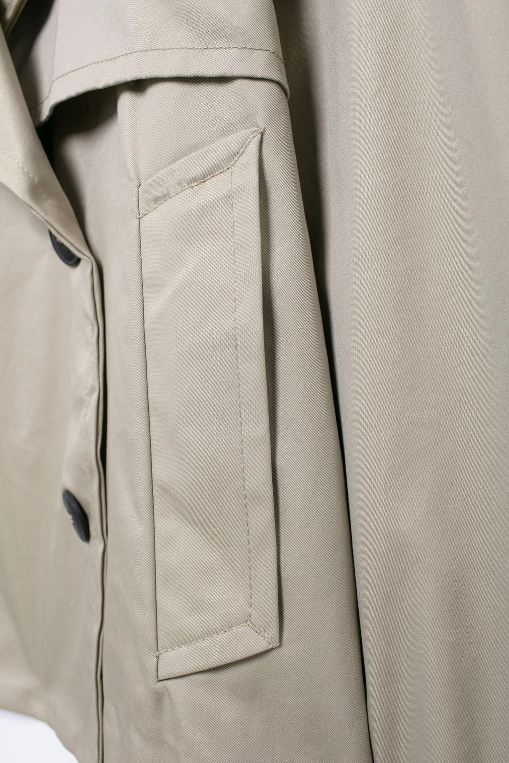 Gekürzte, zweireihige Jacke mit langen Ärmeln
