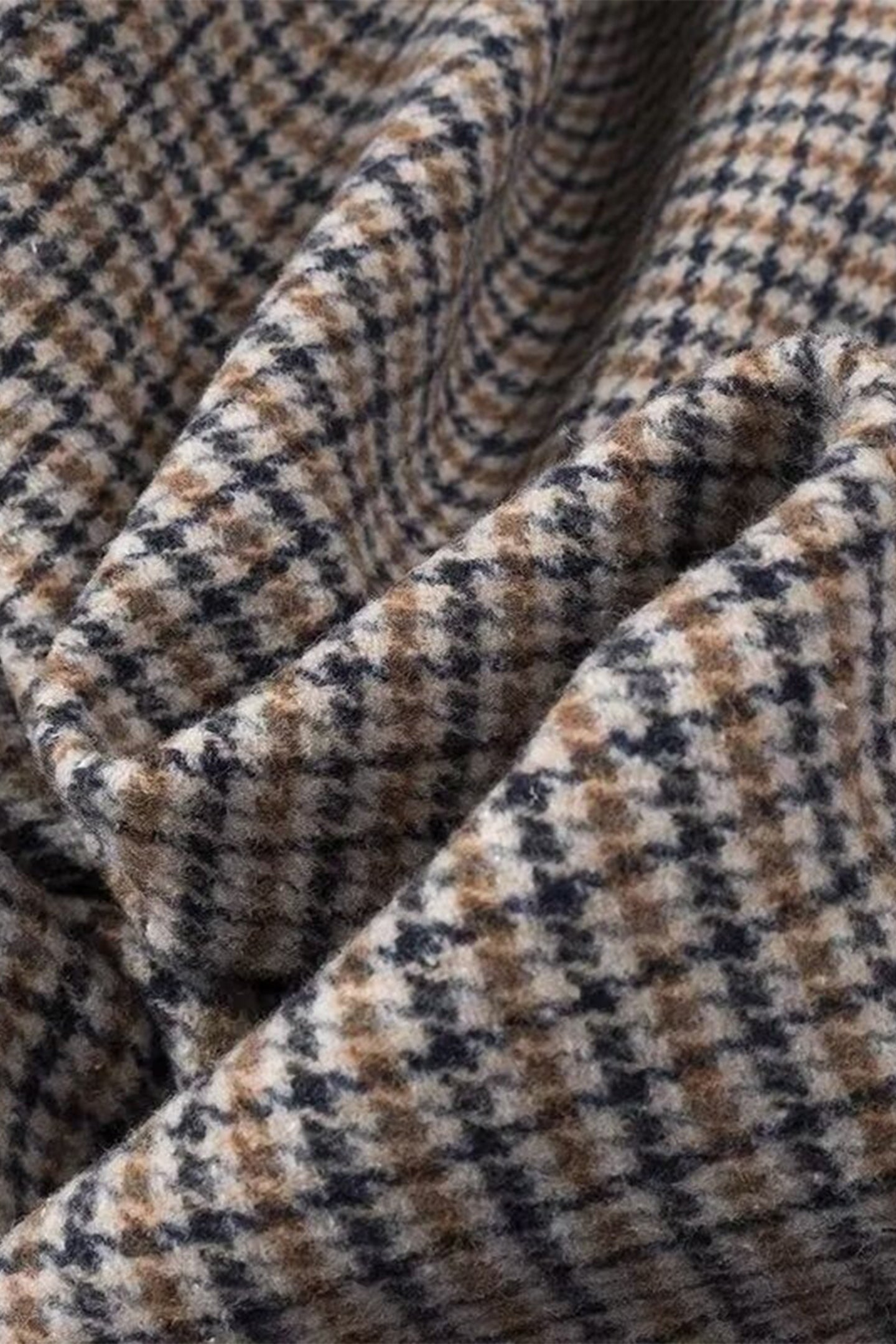 Karierter Wollmantel mit tiefem V-Ausschnitt und Stehkragen