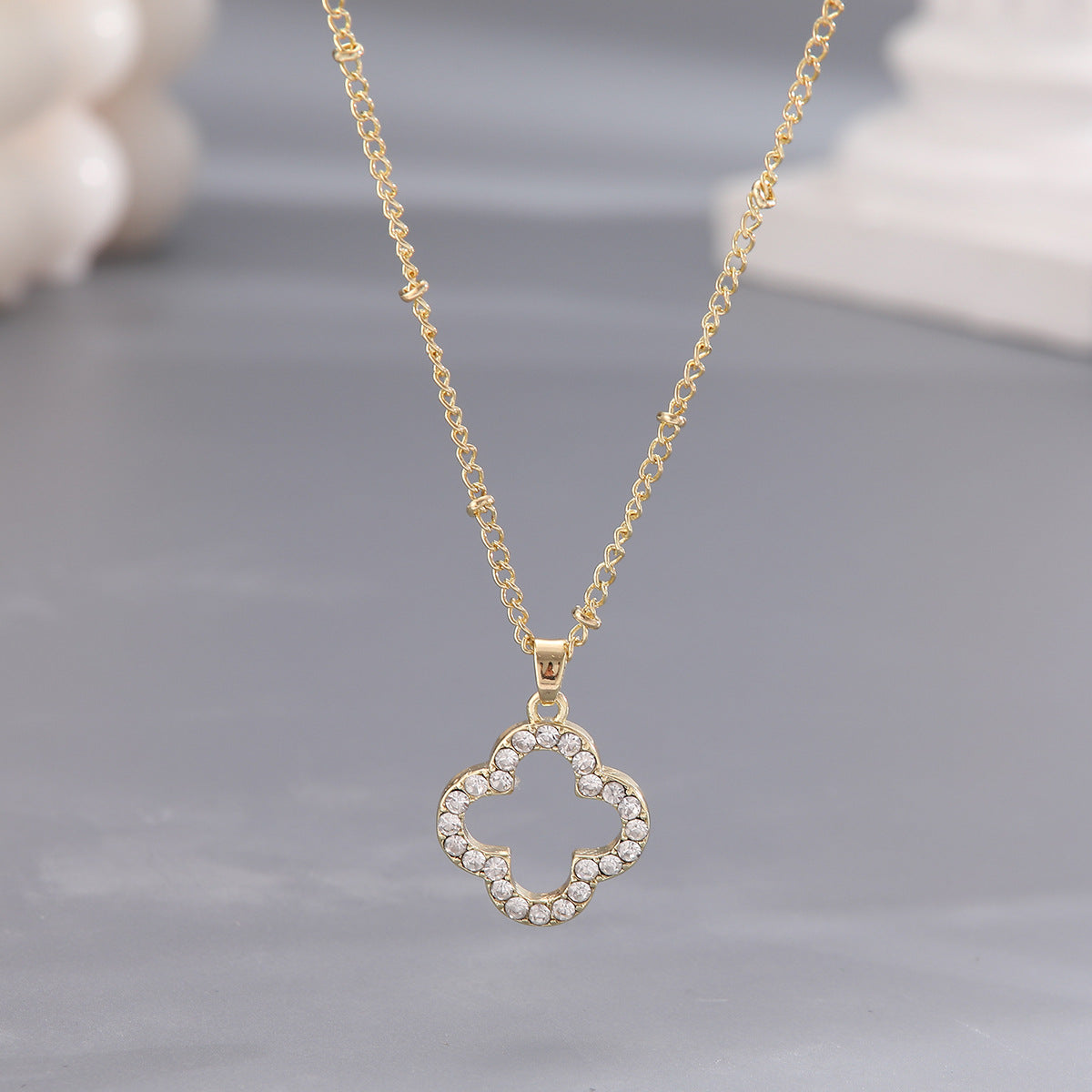 Kleeblatt-Halskette mit Moissanit